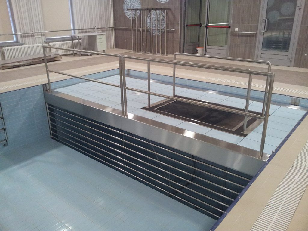 Movable floor with underwater treadmill