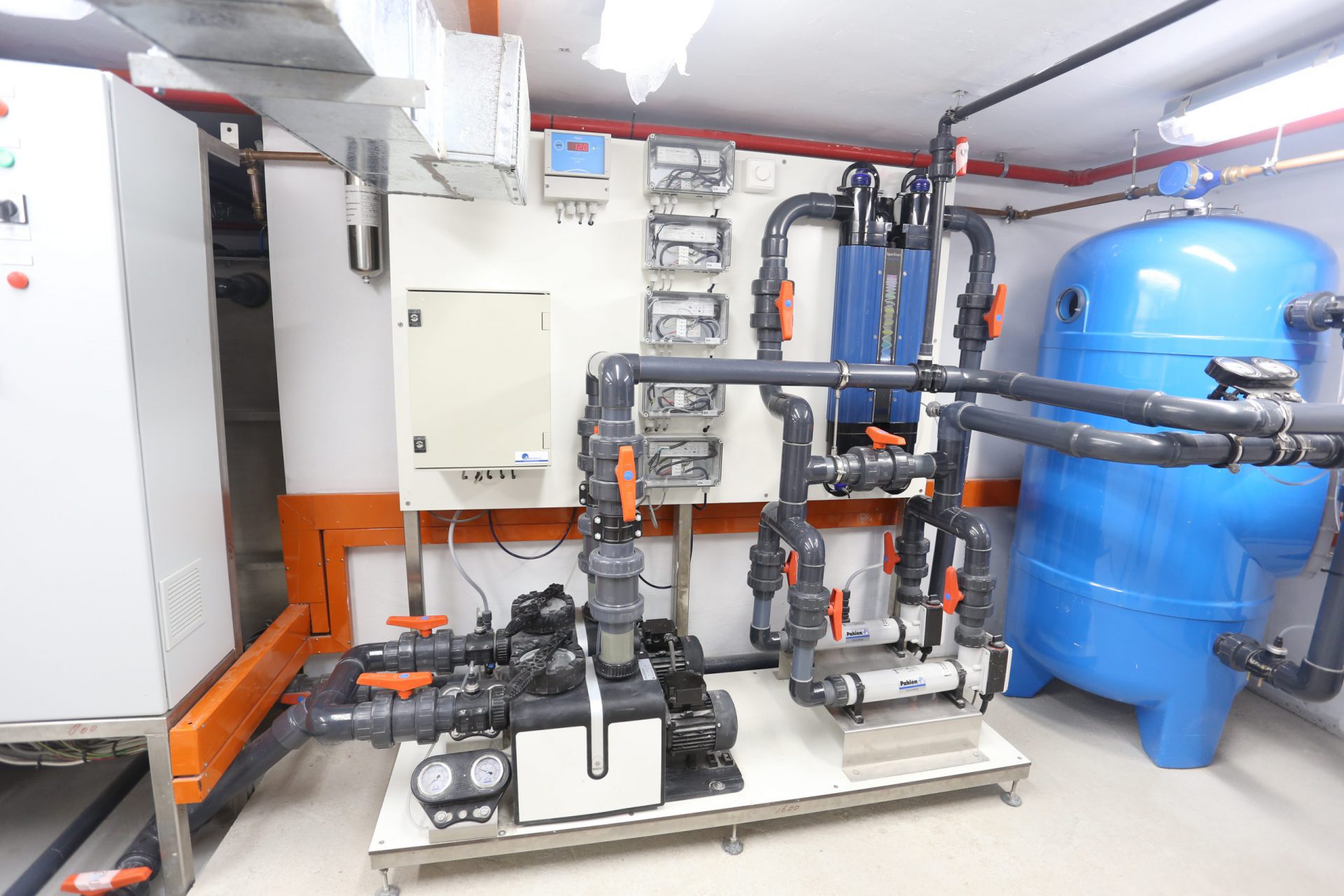 Water treatment plant for pool Water treatment plant for pool